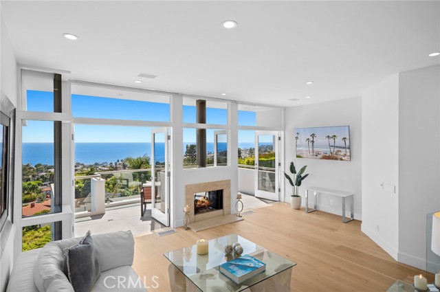 Detail Gallery Image 4 of 35 For 1061 Skyline Dr, Laguna Beach,  CA 92651 - 4 Beds | 2/2 Baths