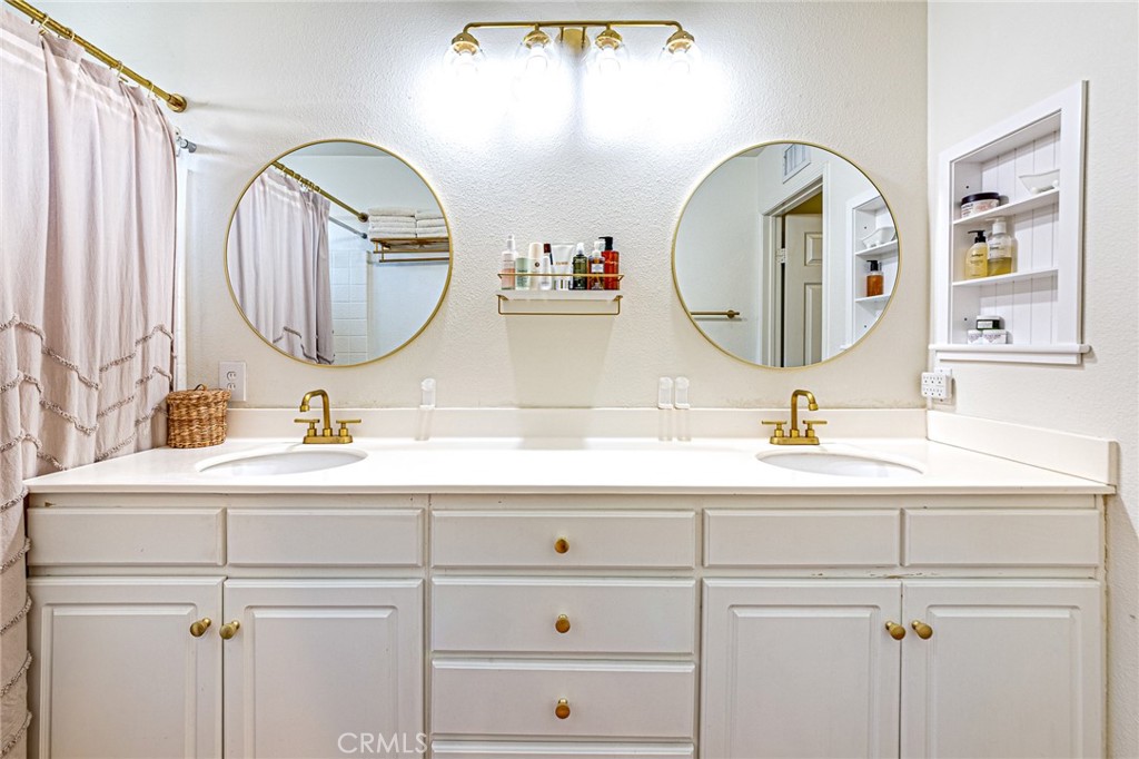 https://media.crmls.org/medias/2368f991-7295-492d-bd83-e41ea826c585.jpg?preset=X-Large