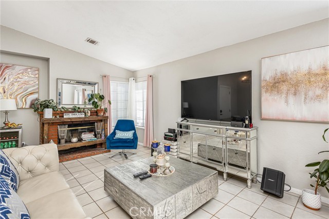 Detail Gallery Image 5 of 35 For 16422 Tolowa, Apple Valley,  CA 92307 - 3 Beds | 2 Baths