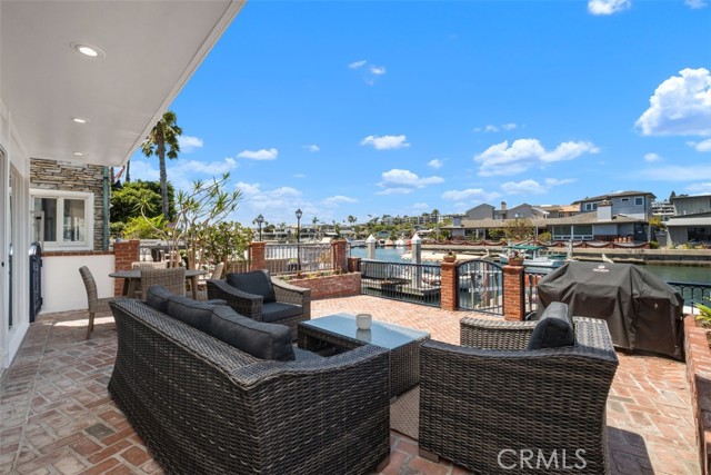 Detail Gallery Image 4 of 44 For 3810 Channel Pl, Newport Beach,  CA 92663 - 3 Beds | 2/1 Baths