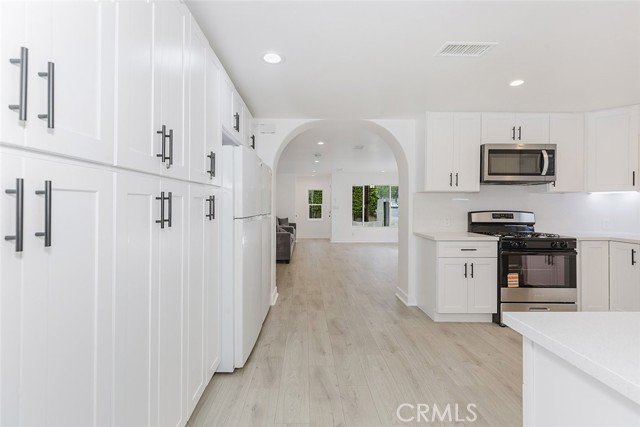 Detail Gallery Image 17 of 51 For 13631 Eldridge Ave, Sylmar,  CA 91342 - 4 Beds | 3 Baths