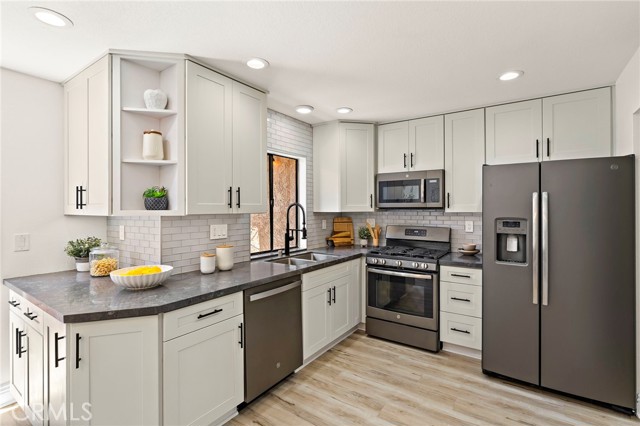 4 Riptide Court, Newport Beach CA: https://media.crmls.org/medias/2369f821-84d6-42aa-902f-d4d8ed644a16.jpg