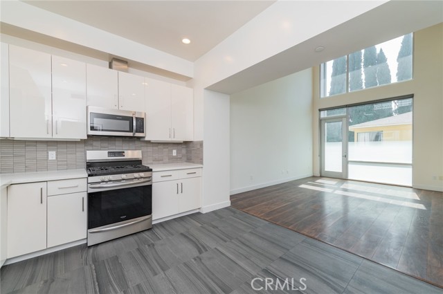 Detail Gallery Image 8 of 29 For 6016 W Beachwood Ln, Los Angeles,  CA 90038 - 3 Beds | 4 Baths