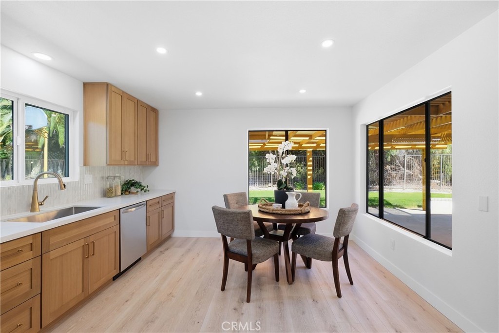 https://media.crmls.org/medias/2372d35a-b6ff-4d43-9464-9ac30c843e33.jpg?preset=X-Large