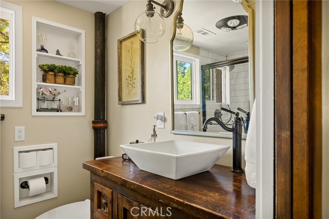 243 Manzanita Drive, Lake Arrowhead CA: https://media.crmls.org/medias/2372f9e2-fbbe-426e-8942-e6613fc9a355.jpg