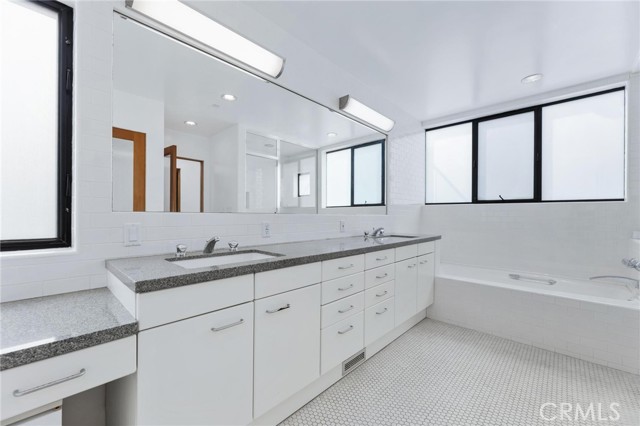 129 20th Street, Manhattan Beach CA: https://media.crmls.org/medias/23746e22-4615-4a7f-92df-1ef47b739889.jpg