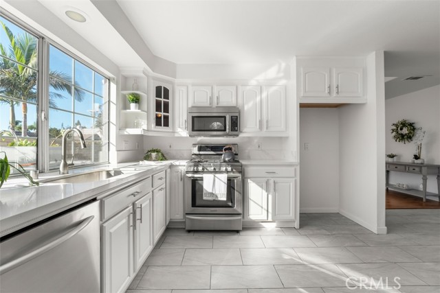 Detail Gallery Image 3 of 35 For 692 N Rancho Santiago Blvd, Orange,  CA 92869 - 5 Beds | 4 Baths