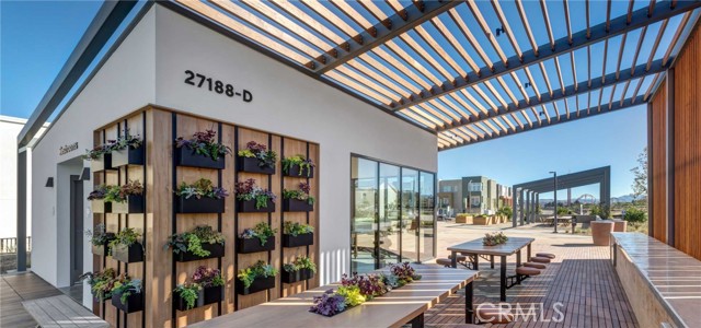 27554 Elderberry Dr, Valencia CA: https://media.crmls.org/medias/2376aea2-29cc-4323-afde-29f6adaf96a4.jpg