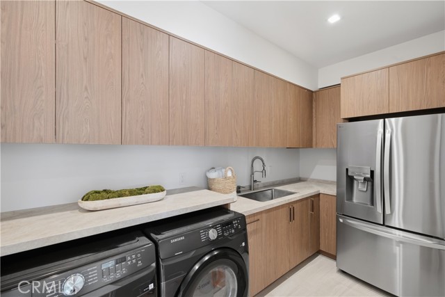 22518 Burbank photo 24