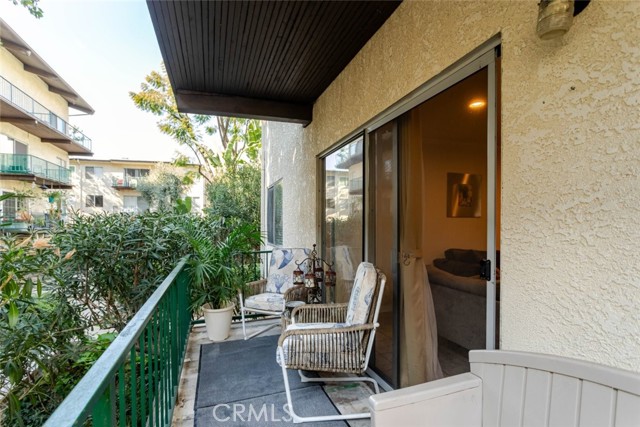 Detail Gallery Image 9 of 36 For 5460 White Oak, Encino,  CA 91316 - 2 Beds | 2 Baths