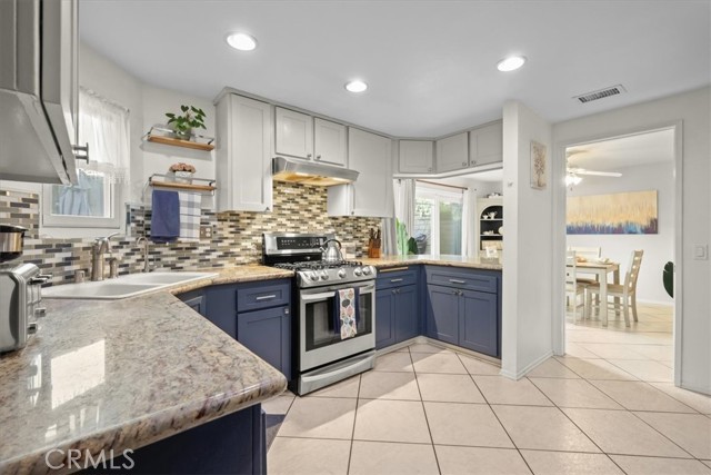 Detail Gallery Image 12 of 70 For 15717 Rosehaven Ln, Canyon Country,  CA 91387 - 3 Beds | 2/1 Baths