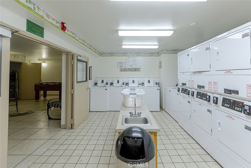 https://media.crmls.org/medias/237cab78-8cb2-47d3-8425-7aaf6a66c54f.jpg?preset=X-Large