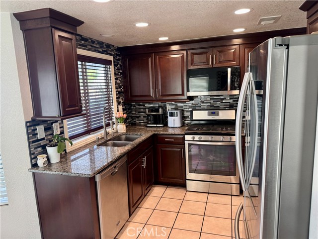 Detail Gallery Image 3 of 6 For 13390 Cloudburst, Corona,  CA 92883 - 3 Beds | 2 Baths