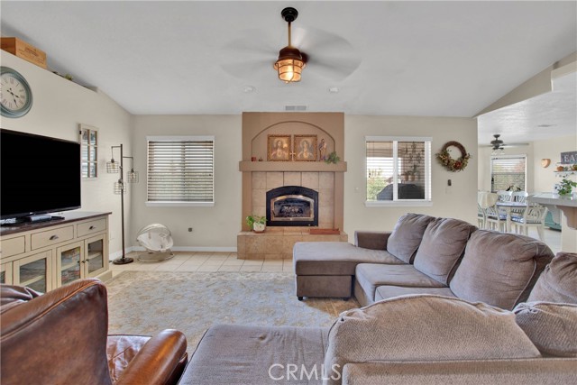 7330 Smoke Tree Road, Phelan CA: https://media.crmls.org/medias/23816258-cdb8-437f-9fbc-6ee1db499d58.jpg