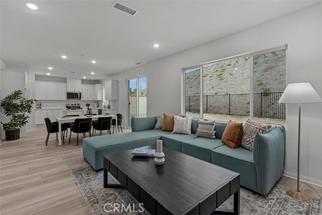 Detail Gallery Image 3 of 17 For 920 Porta Marina Ln, Lake Elsinore,  CA 92530 - 3 Beds | 2/1 Baths