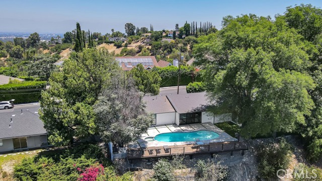 17072 Oak View Drive, Encino CA: https://media.crmls.org/medias/2385f192-084e-4a8c-a2b6-50ec929151ad.jpg