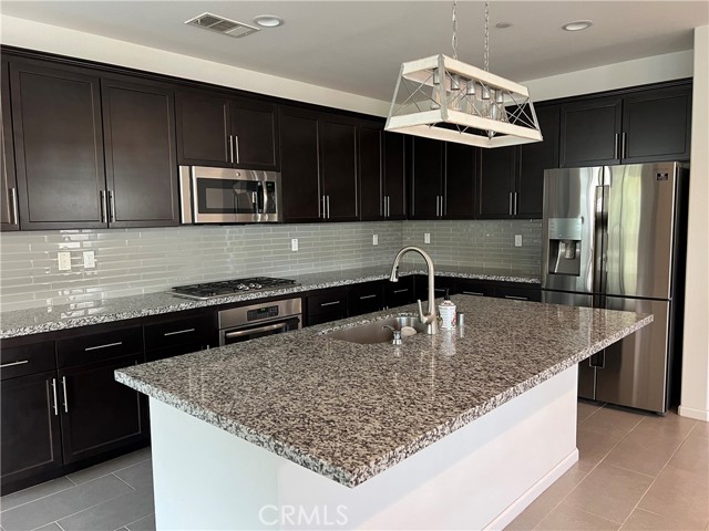 Detail Gallery Image 12 of 57 For 24464 Periwinkle, Lake Elsinore,  CA 92532 - 5 Beds | 3 Baths