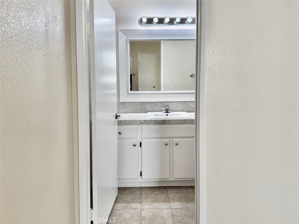 https://media.crmls.org/medias/238f1da2-551f-417e-9179-ed9e31c12a6c.jpg?preset=X-Large