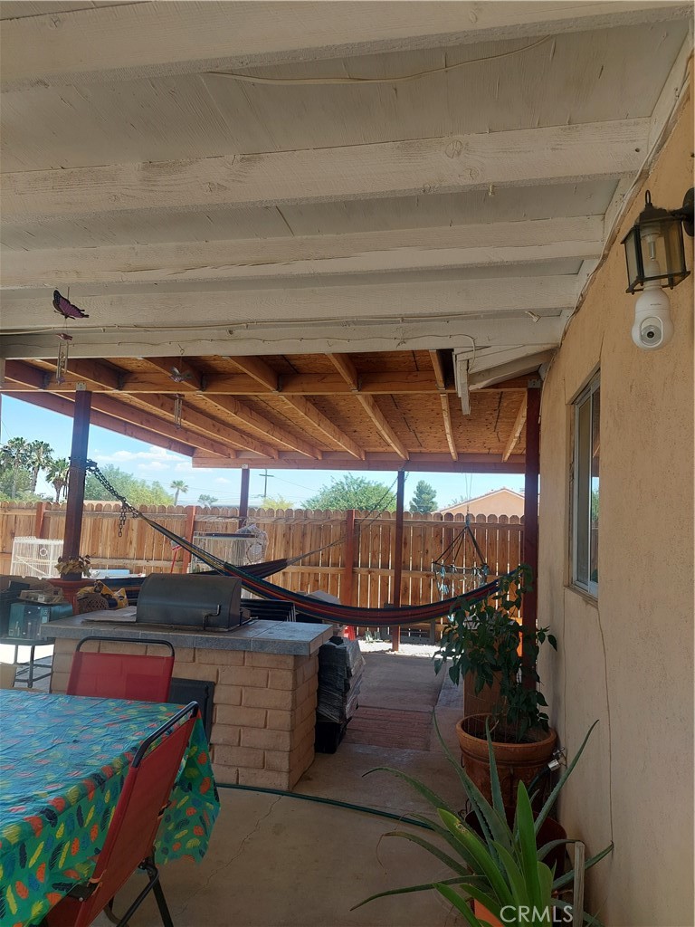 https://media.crmls.org/medias/2391e952-4a91-4539-aec3-93478336cf7b.jpg?preset=X-Large