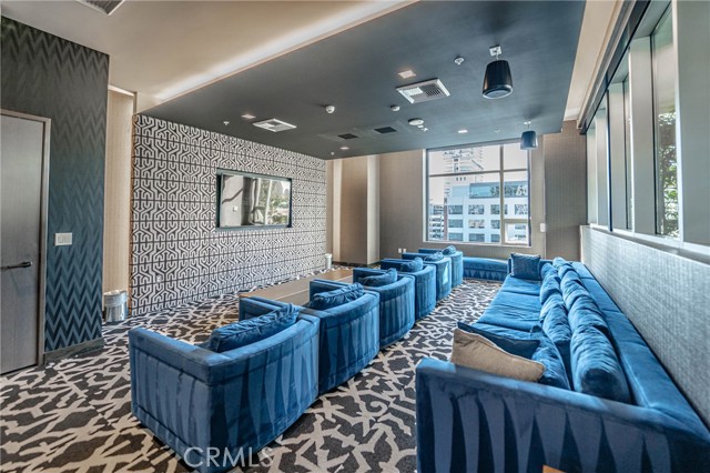 1050 S Grand Avenue, Los Angeles CA: https://media.crmls.org/medias/23935170-8c0b-485b-9ced-da93200f73ef.jpg