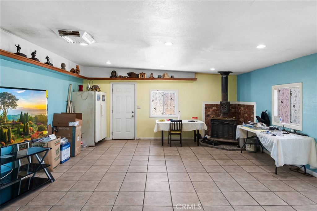 https://media.crmls.org/medias/23974294-d988-4aea-a390-55d278180ea6.jpg?preset=X-Large