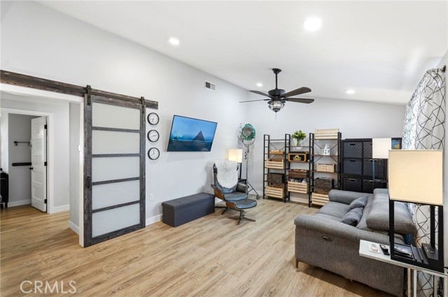 Detail Gallery Image 2 of 47 For 19237 Avenue of the Oaks #B,  Newhall,  CA 91321 - 2 Beds | 1 Baths