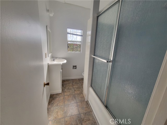 Detail Gallery Image 5 of 10 For 2934 W 11th St, Los Angeles,  CA 90006 - 2 Beds | 1 Baths