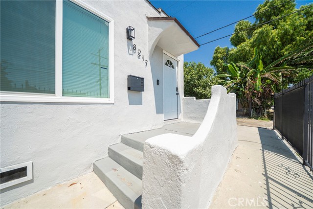 8217 Towne Avenue, Los Angeles CA: https://media.crmls.org/medias/239c893d-6719-4c59-8e55-637dd1fabdb2.jpg