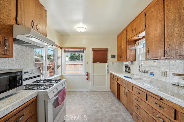 265 W Pershing Court, Covina CA: https://media.crmls.org/medias/239f12af-eb04-4a68-b949-74a7259f6003.jpg