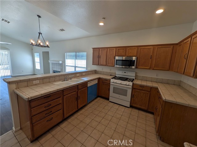 Detail Gallery Image 9 of 27 For 7453 Marshall Ct, Highland,  CA 92346 - 4 Beds | 2 Baths