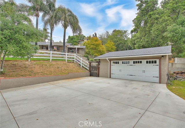 HUGE driveway parking area