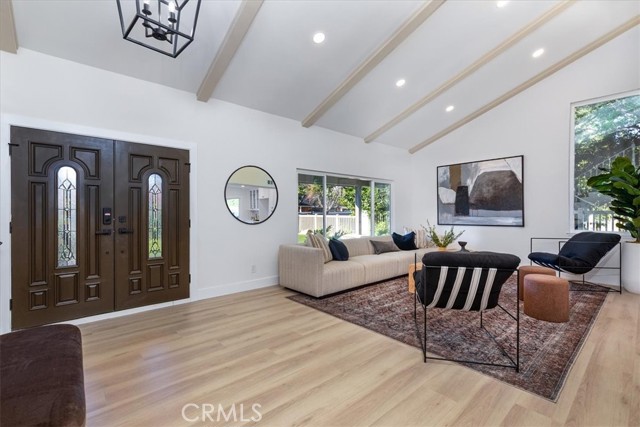 Detail Gallery Image 8 of 49 For 10900 Remmet Ave, Chatsworth,  CA 91311 - 5 Beds | 3 Baths