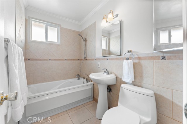 Nice sized secondary bath with soaking tub