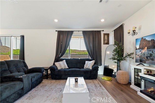 Detail Gallery Image 4 of 63 For 364 Castaic Way, Rialto,  CA 92377 - 3 Beds | 2/1 Baths