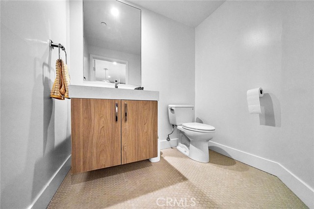 Detail Gallery Image 17 of 23 For 3715 San Marino St #104,  Los Angeles,  CA 90019 - 3 Beds | 2/1 Baths