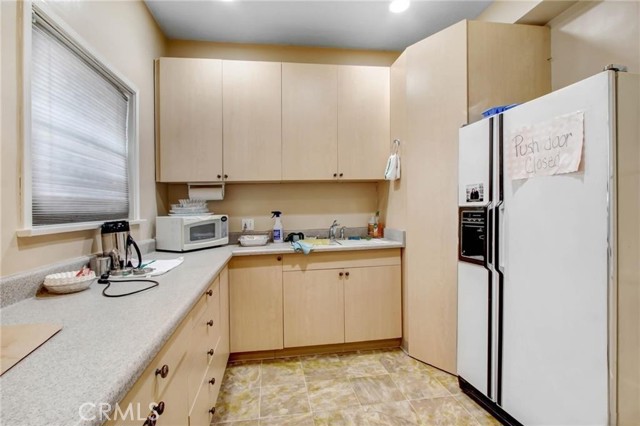 Image 26 of 46 For 724 Glenoaks Boulevard
