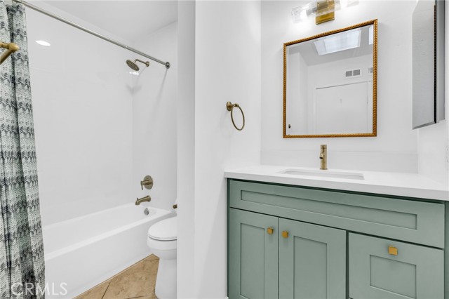 21704 Lake Vista Dr, Lake Forest CA: https://media.crmls.org/medias/23afaa62-0cbf-4dac-a8af-8598370bdc4e.jpg