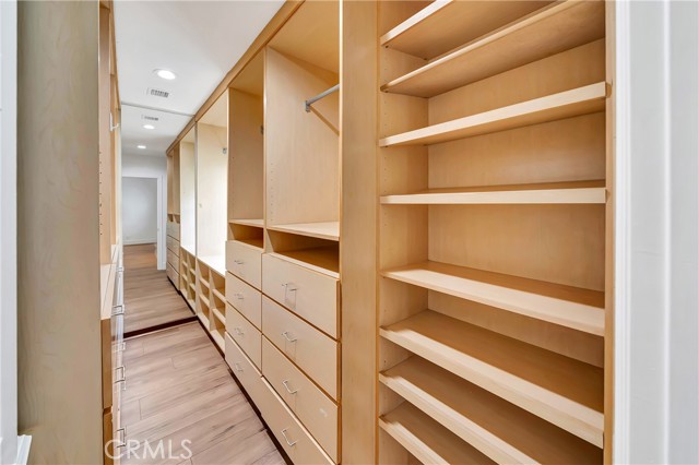 Detail Gallery Image 17 of 28 For 16707 Moorpark St, Encino,  CA 91436 - 3 Beds | 3 Baths
