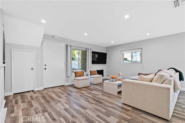 Detail Gallery Image 8 of 37 For 1881 Alpha Rd #8,  Glendale,  CA 91208 - 2 Beds | 3 Baths