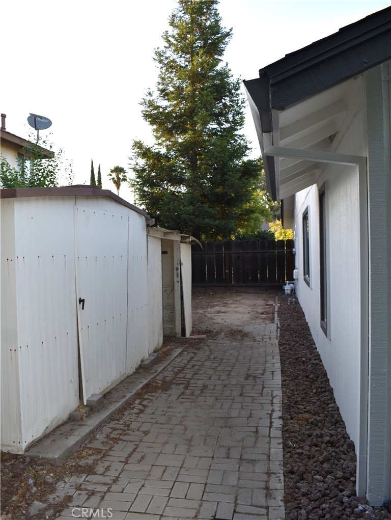 https://media.crmls.org/medias/23b9e8f0-810b-44ca-9957-d41674741d6c.jpg?preset=X-Large