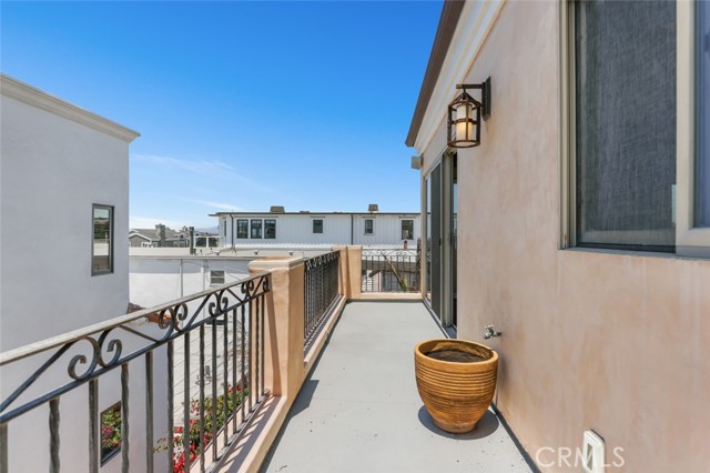 209 Crest Drive, Manhattan Beach CA: https://media.crmls.org/medias/23bdea4c-35f8-4b35-b3d2-d31554dd3ab4.jpg