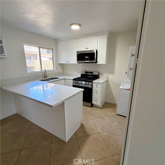 Detail Gallery Image 2 of 20 For 1304 W Lido #2,  Anaheim,  CA 92801 - 2 Beds | 1 Baths