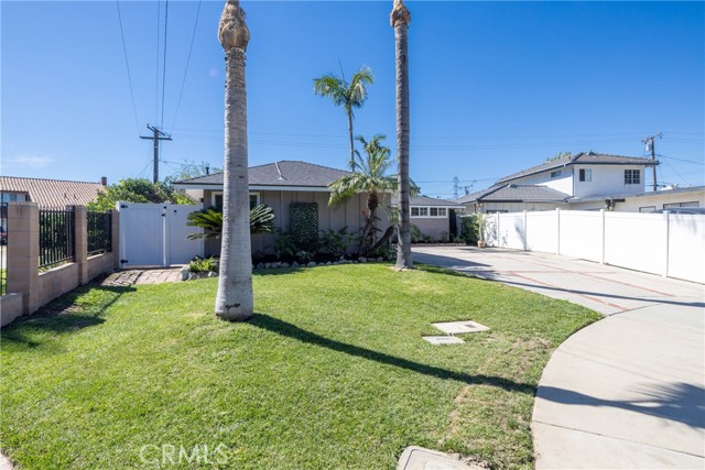 Detail Gallery Image 2 of 39 For 10512 Rose Hedge, Whittier,  CA 90606 - 5 Beds | 3 Baths