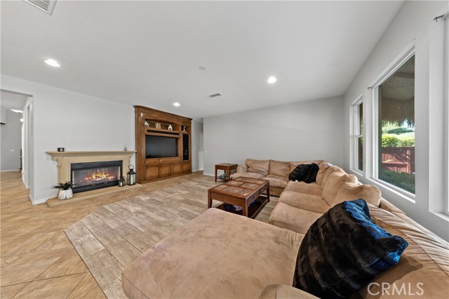 27126 Coral Bells Way, Murrieta CA: https://media.crmls.org/medias/23cff474-569b-44a1-a625-692d69036c73.jpg