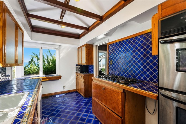 Detail Gallery Image 8 of 23 For 966 Coast View Dr, Laguna Beach,  CA 92651 - 3 Beds | 2 Baths