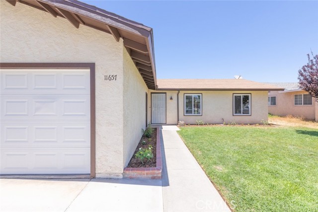 Detail Gallery Image 3 of 35 For 11657 Queensborough St, Riverside,  CA 92503 - 3 Beds | 2 Baths
