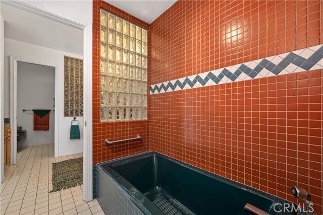 Primary compartmented bathroom with Tub