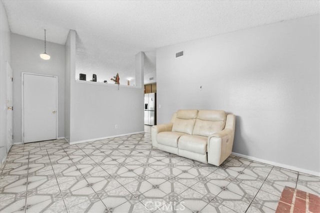 544 N Loretta Street, Rialto CA: https://media.crmls.org/medias/23d7cbec-de4c-4629-9a34-6955f29a2383.jpg