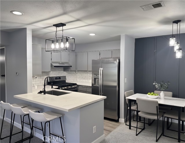 Detail Gallery Image 4 of 9 For 23605 Del Monte Dr #254,  Valencia,  CA 91355 - 2 Beds | 2 Baths