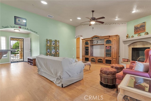 14908 Dakota Road, Apple Valley CA: https://media.crmls.org/medias/23db8836-0abb-48c2-8b1e-c5b6e8251706.jpg
